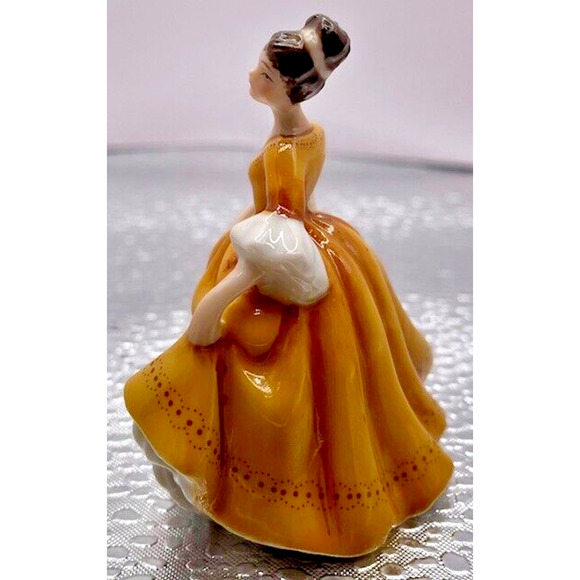 Royal Doulton "STEPHANIE" Figurine M216 2004 Rare and Extremely Nice Piece - Picture 4 of 7